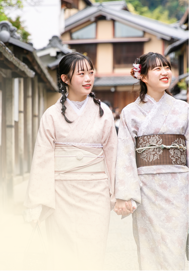 京都の街並みを着物で歩く二人の女性